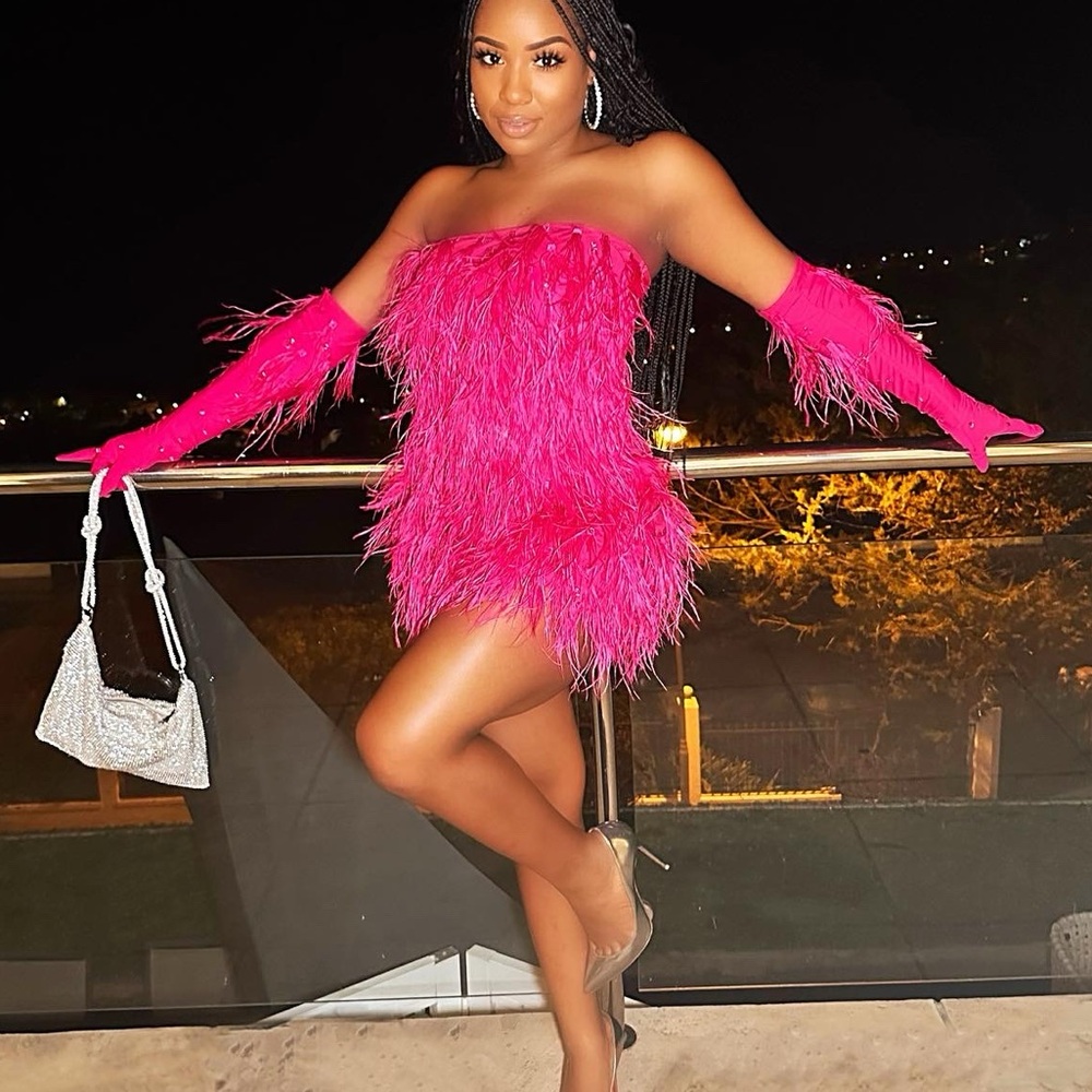 Chic Pink Feathered Women's Dress & Gloves